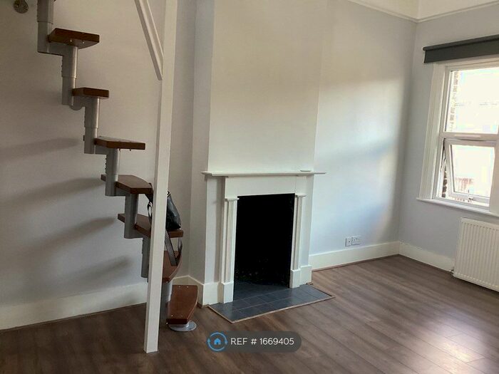 1 Bedroom Flat To Rent In First Floor, Isleworth, TW7