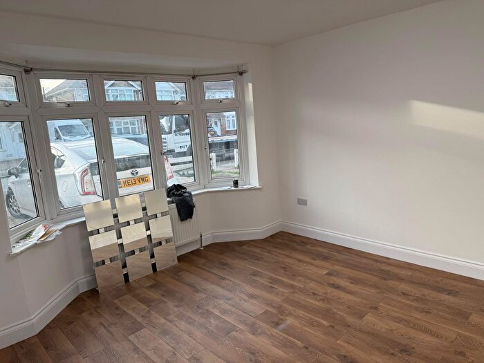 3 Bedroom Flat To Rent In Berkeley Avenue, Hounslow, TW4