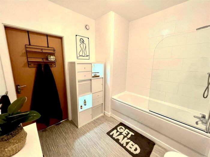 2 Bedroom Apartment To Rent In Altrincham Road, Manchester, M22
