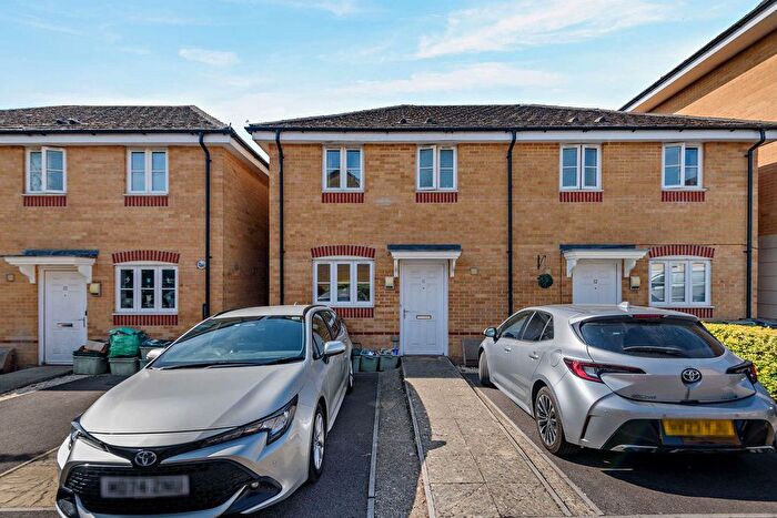 3 Bedroom Semi Detached House For Sale In The Firs, Newbury, RG14