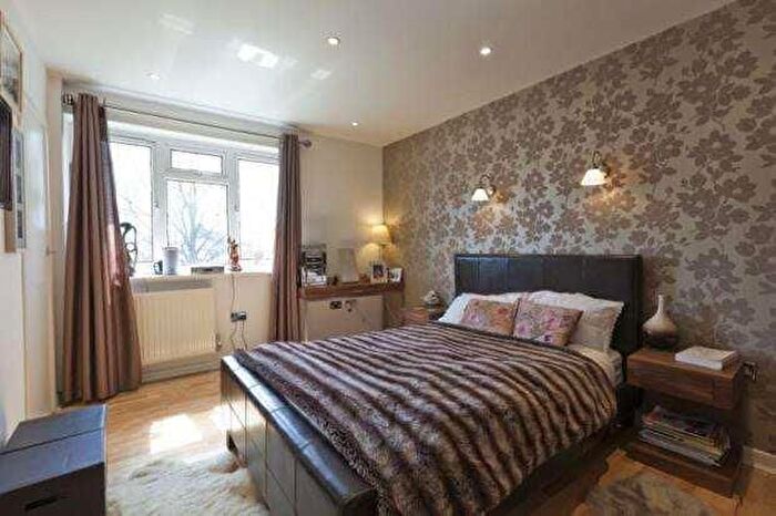3 Bedroom Flat To Rent In Deans Close, London, W4