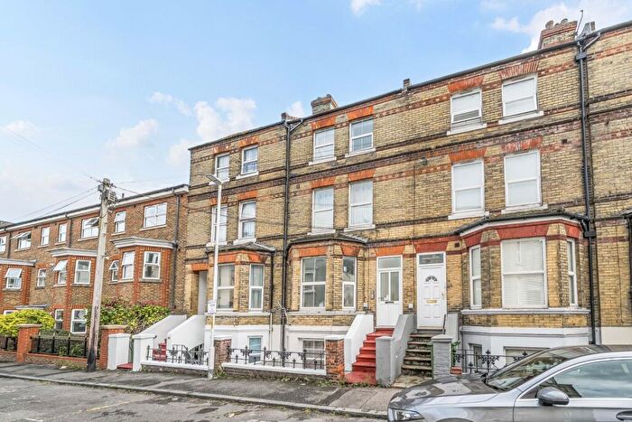 1 Bedroom Flat For Sale In Victoria Grove, Folkestone, CT20