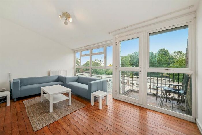 3 Bedroom Flat To Rent In Hardel Walk, London, SW2