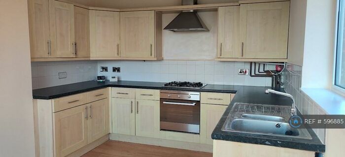 3 Bedroom Flat To Rent In Castleton, Rochdale, OL11