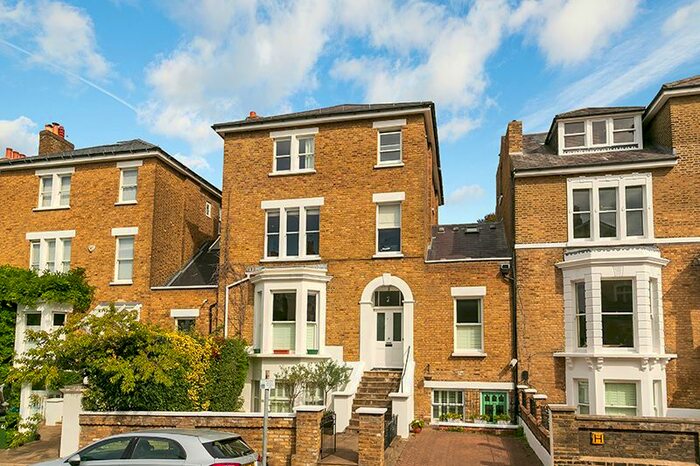3 Bedroom Flat To Rent In Montague Road, Richmond, TW10
