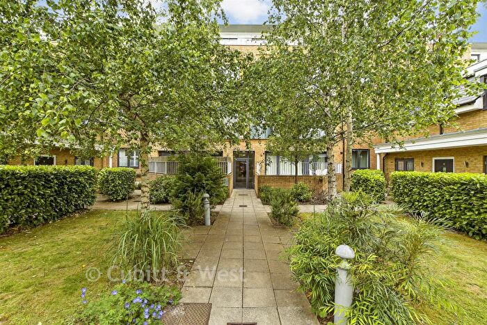2 Bedroom Flat For Sale In Sovereign Walk, Horley, Surrey, RH6