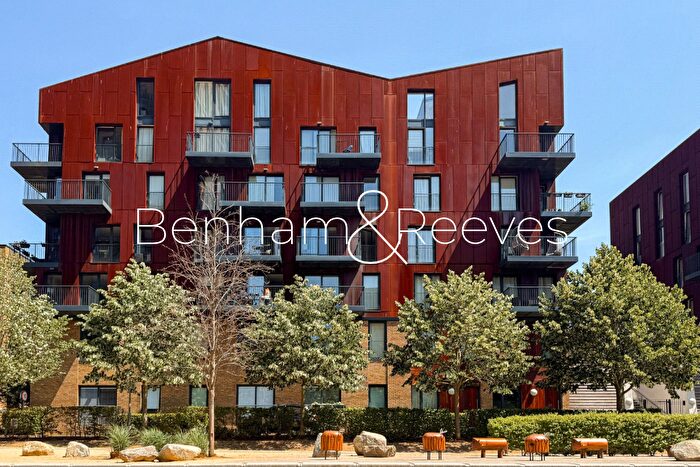 3 Bedroom Apartment To Rent In Whiting Way, London, SE16