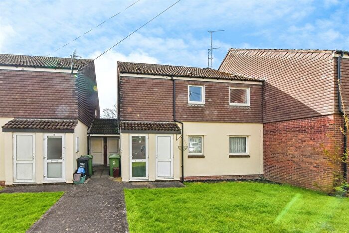 2 Bedroom Flat For Sale In Mill Close, Frome, BA11