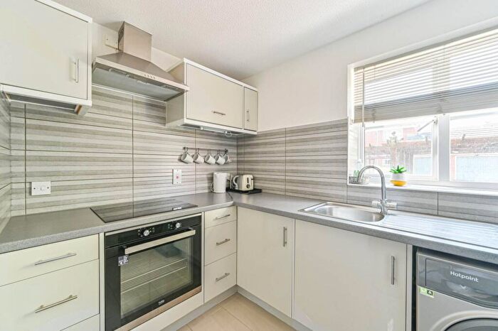 2 Bedroom Flat To Rent In Marathon Way, Thamesmead, London, SE28