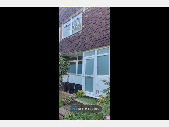 2 Bedroom Maisonette To Rent In Hill View Court, Woking, GU22