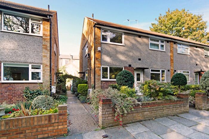 2 Bedroom Flat To Rent In Haynes Close, London, SE3