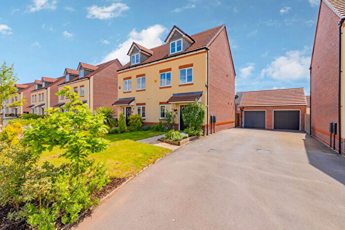 3 Bedroom Town House For Sale In Lea Castle Drive, Lea Castle, Kidderminster, DY10