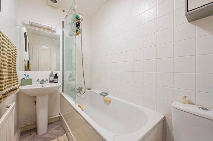 2 Bedroom Flat To Rent In Stapleton Hall Road, Finsbury Park, London, N4