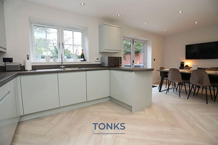 4 Bedroom Detached House For Sale In Meadowfields Close, Stourbridge, DY8