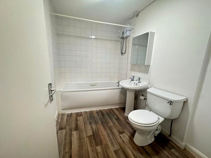 1 Bedroom Flat To Rent In Bed Student Flat // Jul, LN2