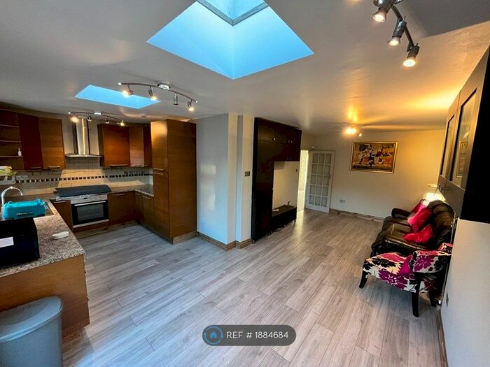 4 Bedroom Semi-Detached House To Rent In Dryburgh Gardens, London, NW9