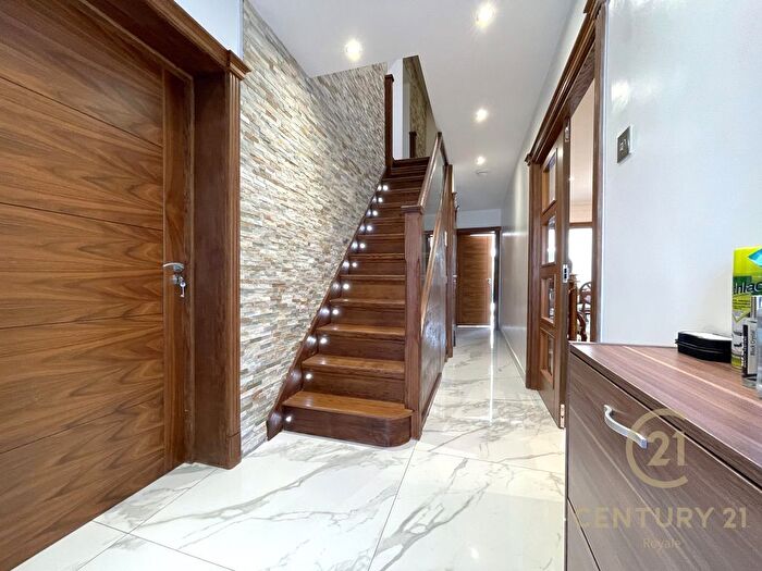 4 Bedroom Semi-detached House For Sale In Ancaster Crescent, New Malden, KT3