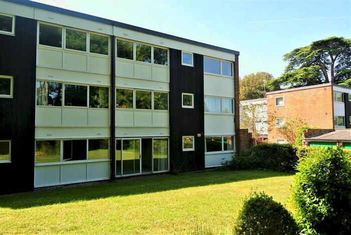 3 Bedroom Flat To Rent In High Point, Weybridge, KT13