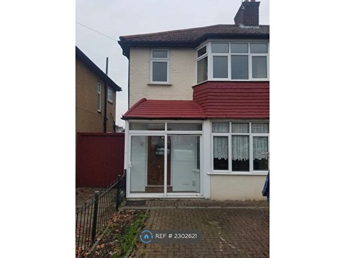 3 Bedroom Semi-Detached House To Rent In Manor Way, London, NW9