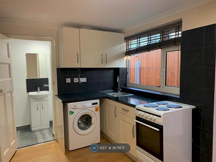 Studio To Rent In Greyhound Hill, London, NW4