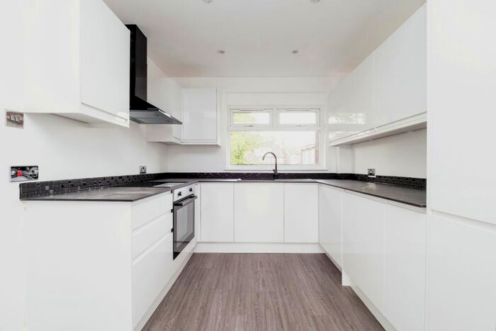 3 Bedroom Maisonette To Rent In Maybank Road, E18