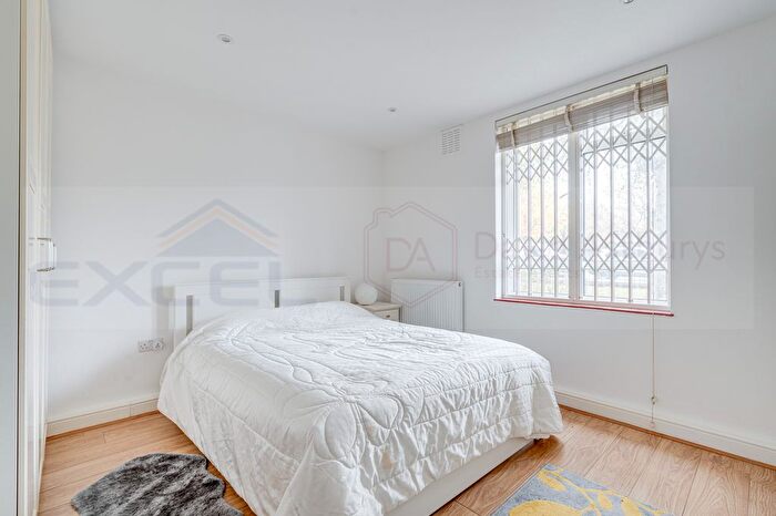 Cottage To Rent In Victoria Road, London, W3