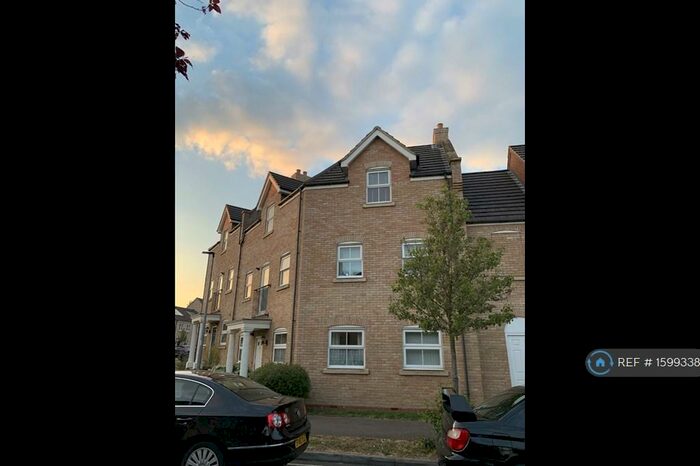 2 Bedroom Flat To Rent In Appledore Road, Bedford, MK40