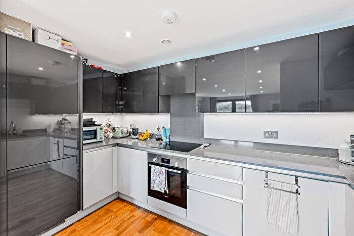 2 Bedroom Flat For Sale In Ref: Gk - Catteshall Lane, Godalming, GU7