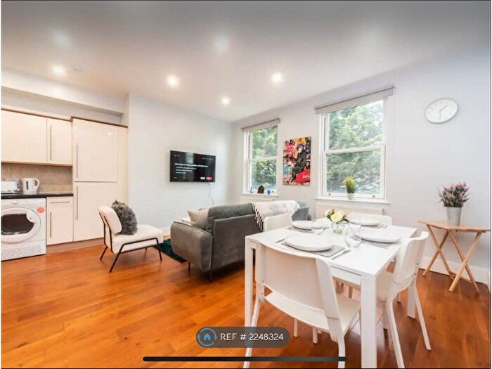 2 Bedroom Flat To Rent In St. Johns Hill, London, SW11