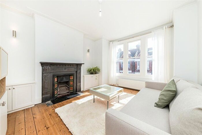 3 Bedroom Apartment To Rent In Lynn Road, London, SW12