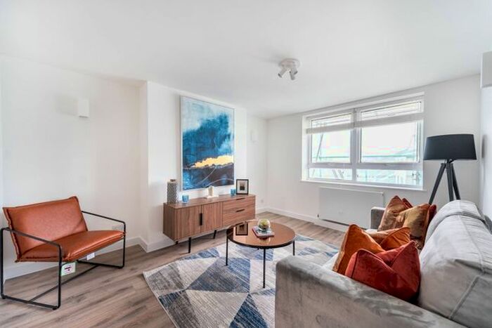 2 Bedroom Flat To Rent In Kew Bridge Court, Chiswick, London, W4