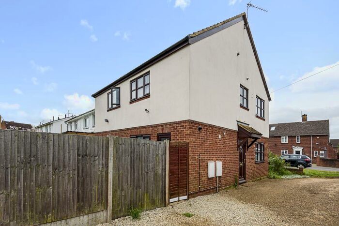 2 Bedroom Semi-Detached House To Rent In Patterson Road, Aylesbury, HP21