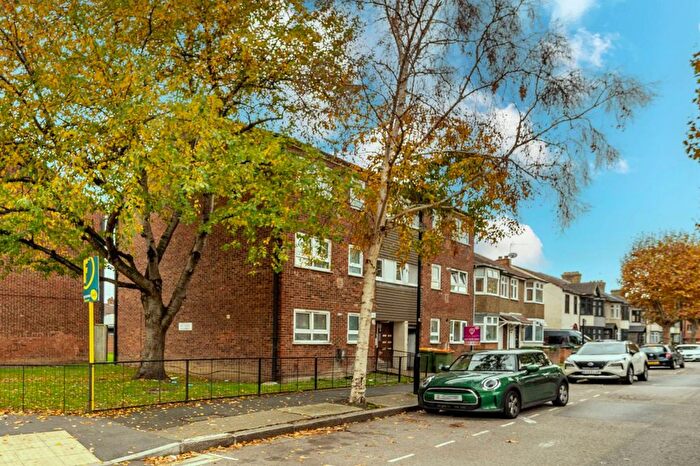 2 Bedroom Flat For Sale In Landseer Avenue, Manor Park, London, E12