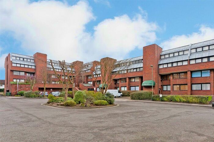 2 Bedroom Flat To Rent In Britten Close, London, NW11