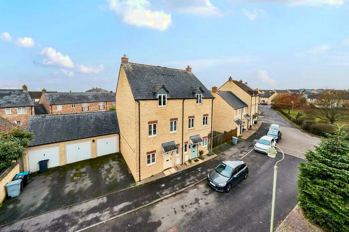 3 Bedroom Semi-Detached House To Rent In Cedar Road, Carterton, OX18