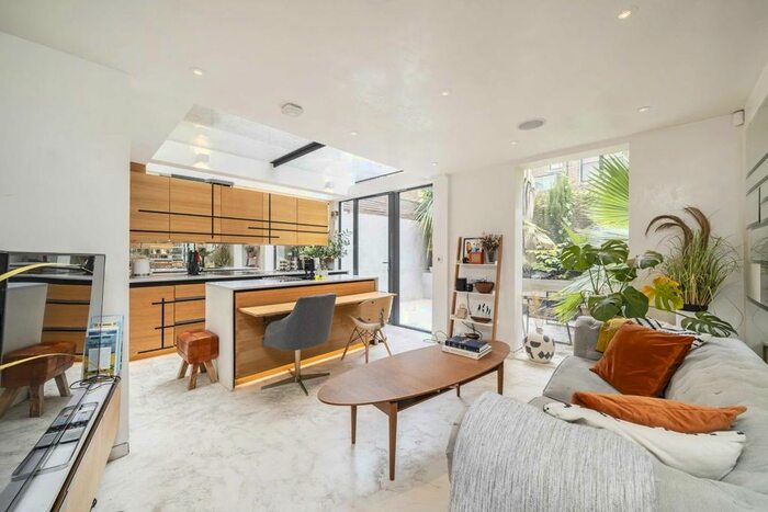 2 Bedroom Flat To Rent In Hereford Road, London, W2