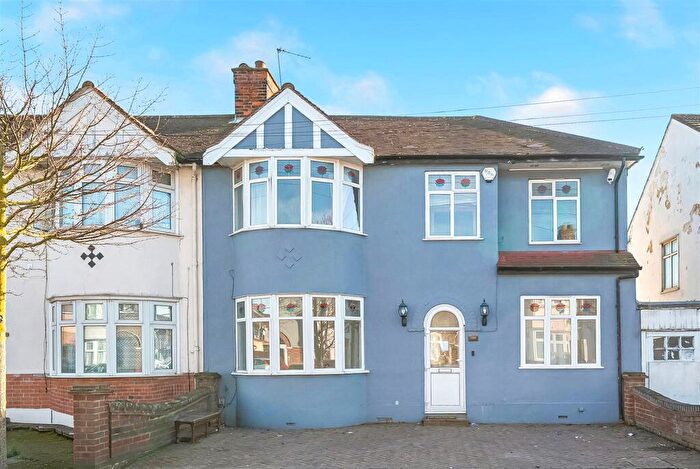 5 Bedroom End Of Terrace House For Sale In Staines Road, Ilford, IG1