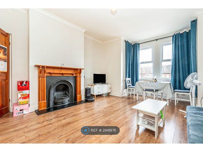 2 Bedroom Flat To Rent In Brownlow Road, Bounds Green, N11