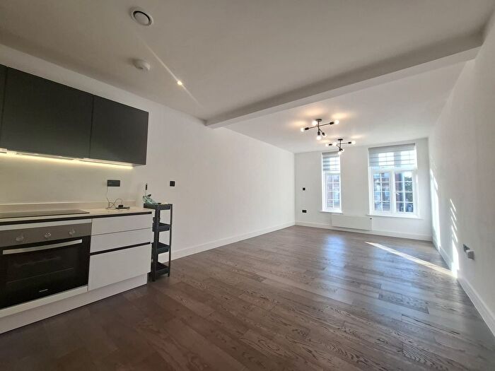 2 Bedroom Flat To Rent In Ballards Lane, London, N3
