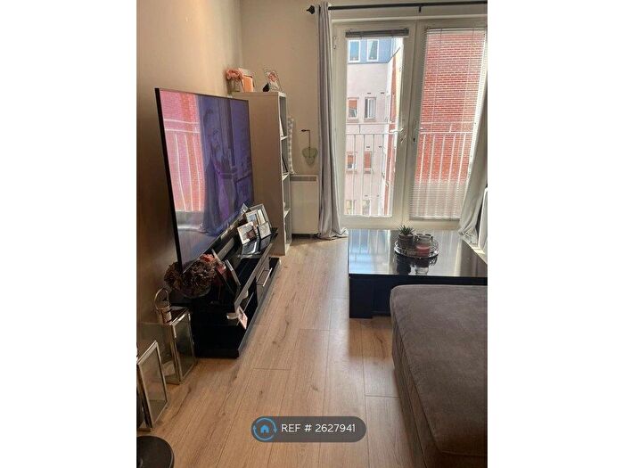 2 Bedroom Flat To Rent In Gilbert House, Salford, M5