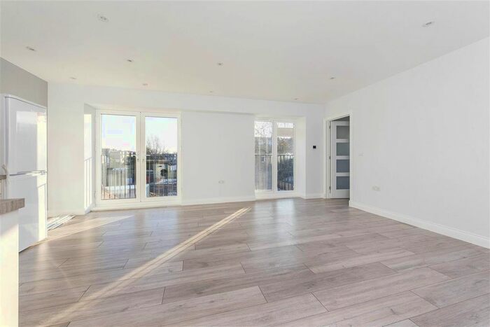 1 Bedroom Flat To Rent In Manor Club, Kingston Road, London, SW19