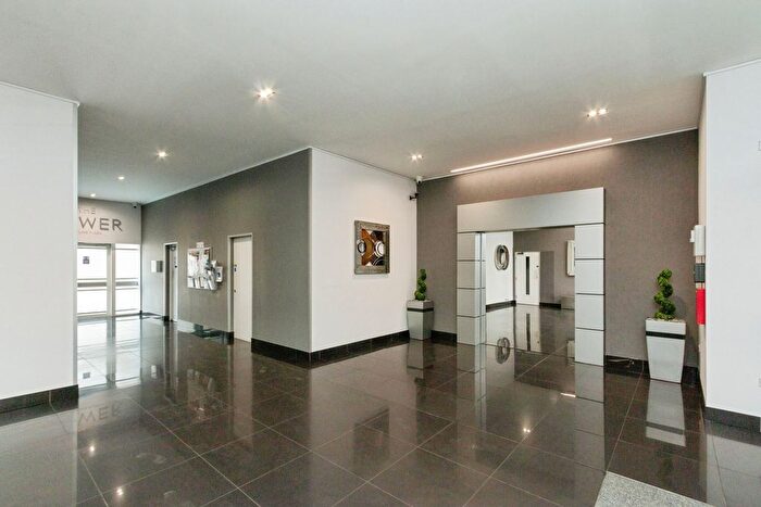 2 Bedroom Flat For Sale In Alencon Link, Basingstoke, Hampshire, RG21