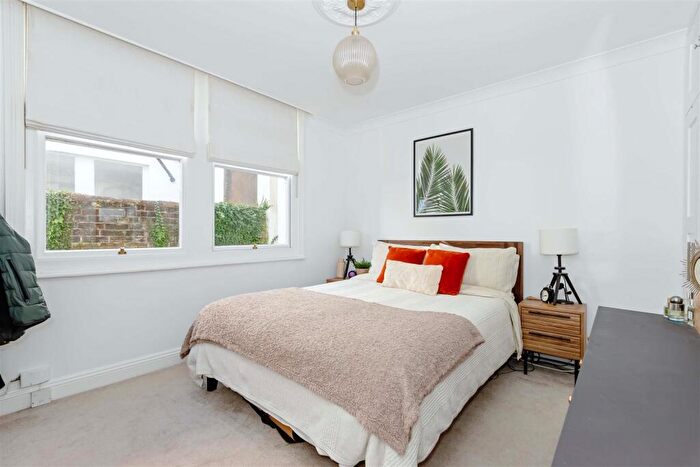 2 Bedroom Flat To Rent In Alexandra Road, Worthing, BN11