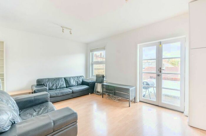 4 Bedroom Flat To Rent In Shrubbery Road, Streatham Hill, London, SW16