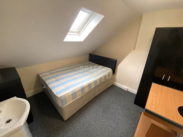 1 Bedroom Semi Detached House To Rent In College Road, Reading, RG6