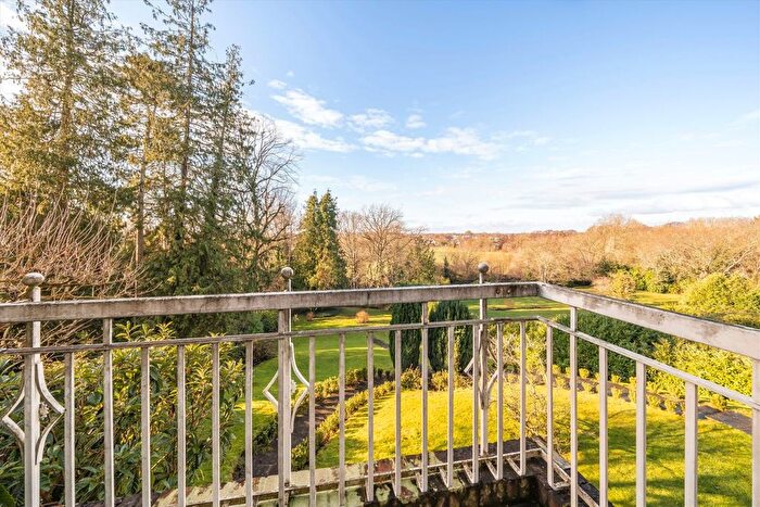 2 Bedroom Flat For Sale In Oatlands Drive, Weybridge, KT13