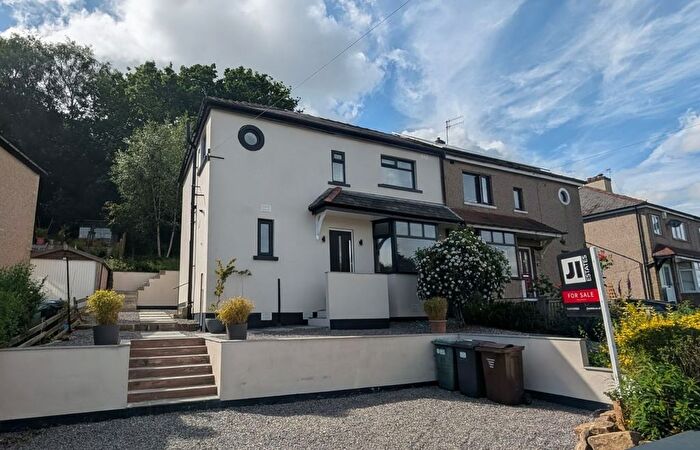 3 Bedroom Semi-Detached House For Sale In Parkwood Road, Shipley, BD18