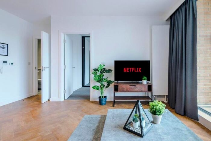 2 Bedroom Flat To Rent In Oldham Road, Manchester, M4