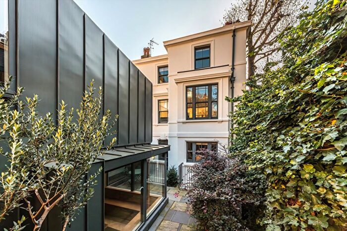 3 Bedroom Flat To Rent In Joseph Trotter Close, Finsbury Estate, London, EC1R