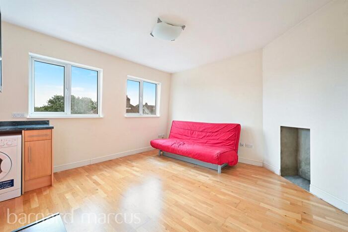 1 Bedroom Apartment For Sale In Chiltern Drive, Surbiton, KT5